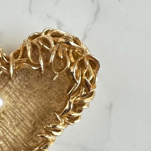 Modernist Gold-Tone Heart Brooch with Faux Pearl Accent Signed Capri - Picture 2 of 7